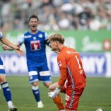 Pascal Loretz jubile: il vient d'arrêter un penalty pour offrir les trois points à Lucerne. KEYSTONE/GIAN EHRENZELLER